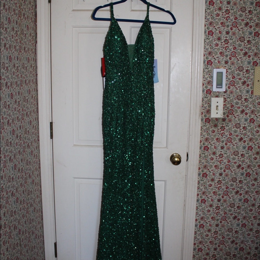 NEVER WORN PROM GIRL DESIGNER PROM DRESS